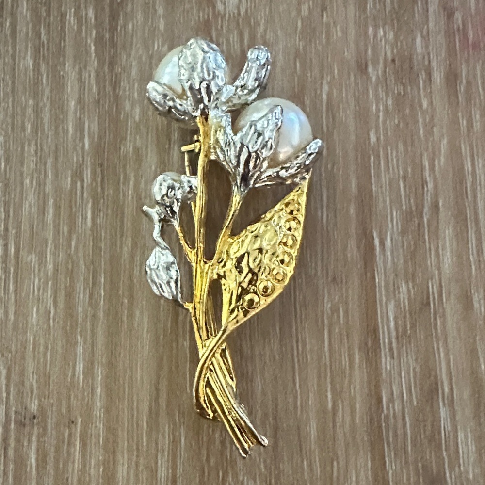 Modern Pearl Floral Brooch